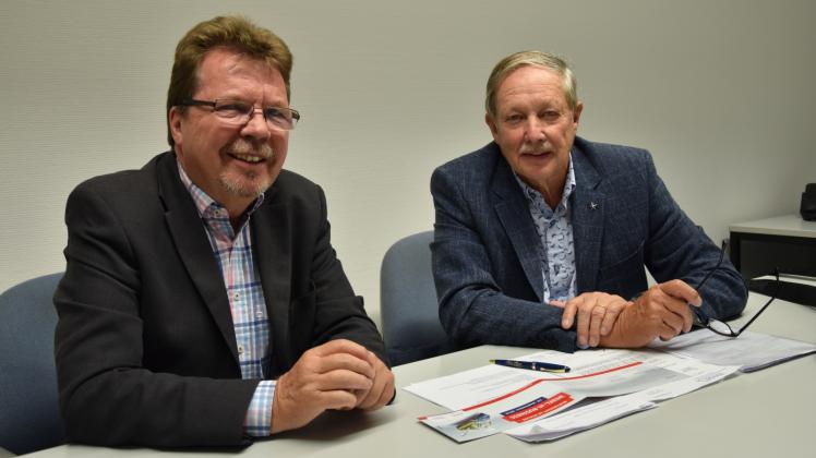 Friedhelm Michalke (links) und Wolfgang Rüdiger (beide SPD)  haben eine Veranstaltung mit Wirtschaftsvertretern initiiert, um die Pläne für ein Gründer- und Technologiezentrum in Wedel voranzubringen. 
