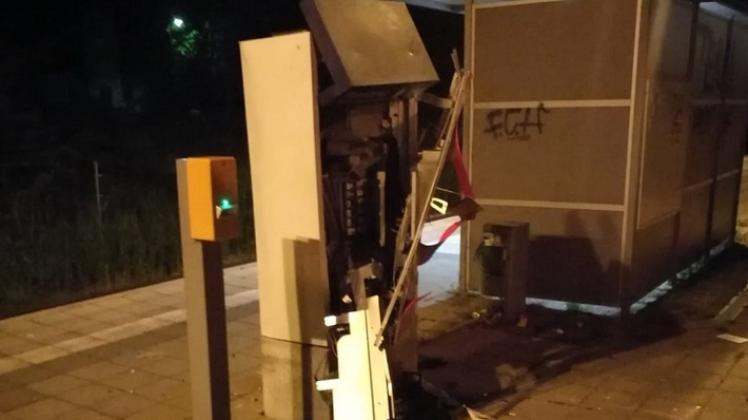 Total zerstörter Fahrkartenautomat in Kröpelin.