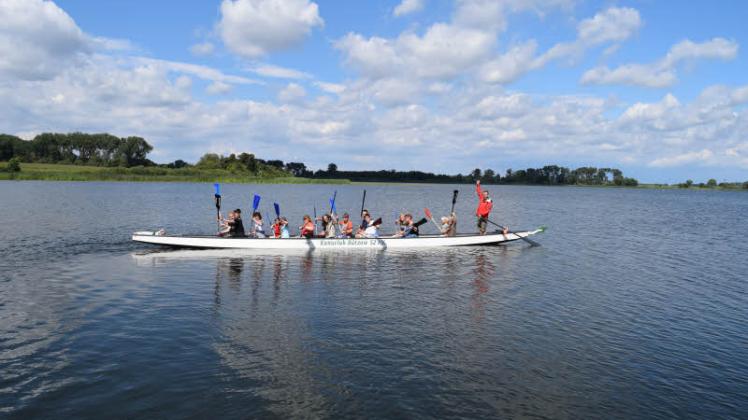 Mit dem Drachenboot geht es hinaus auf den Bützower See. 