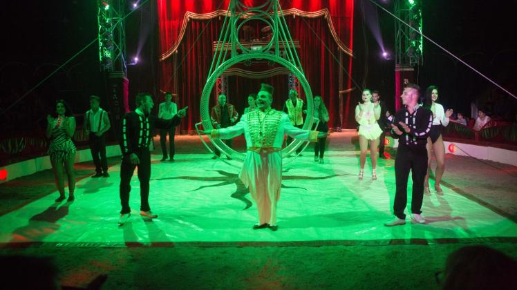 Das Ensemble des Circus Paul Busch lädt die Perleberger ein in die bunter Welt der Manege.