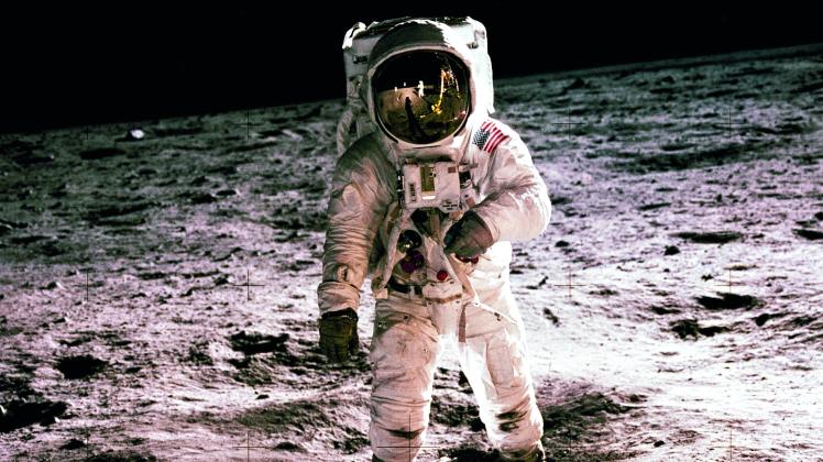 Erster Mensch Auf Dem Mond Kreuzworträtsel Vor 50 Jahren landete Neil Armstrong auf dem Mond