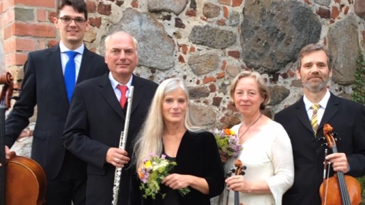Gastieren heute in Qualitz: Die Geraer Kammersolisten Andreas Knoop, Annegret Knoop, Robert Hartung , Federico Mampaey sowie Renate Zimmermann. 