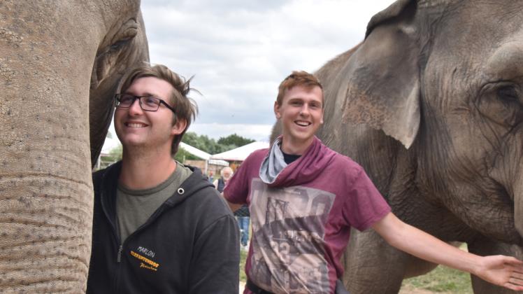 Waren die ersten Azubis, die auf dem Elefantenhof den Beruf des Zootierpflegers erlernt haben: Marlon und Jonny (r.) 
