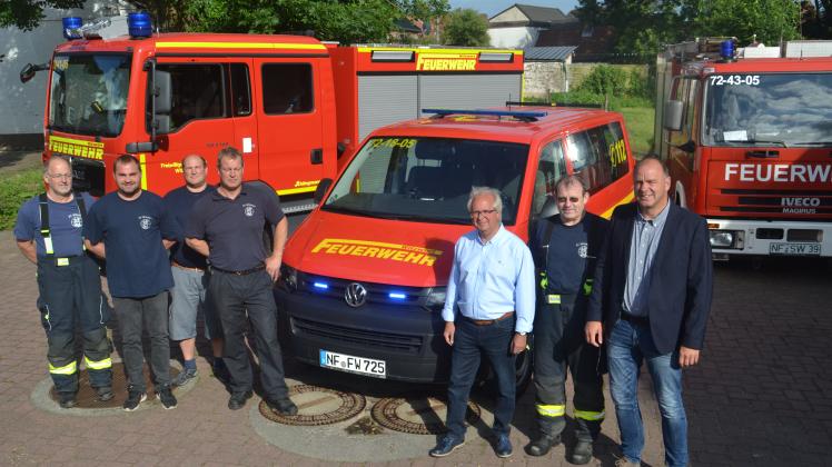 Vertreter von Feuerwehr, Gemeinde und Förderverein freuen sich über den neuen Mannschaftstransportwagen. 
