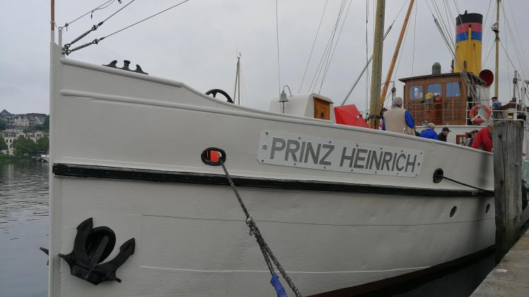 Das Fahrgastschiff Raddampfer Freya in der Kieler Förde vor Möltenort