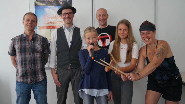 Musizieren gemeinsam für Elmshorn: Michael Baum (von links), Frank Ramson, Lena Mielke, Ralf Götzenberger, Janna Schünemann und Ines Baum. 