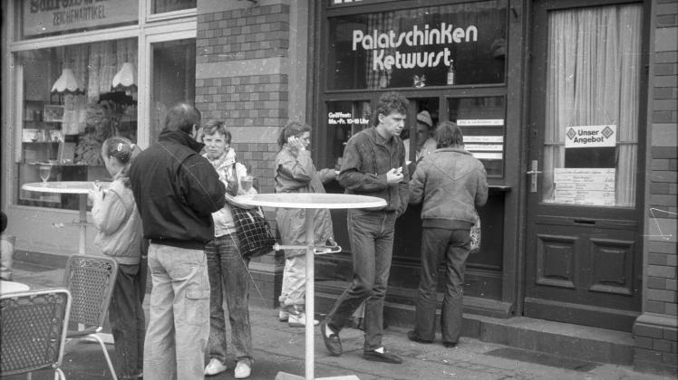 Palatschinken und Ketwurst: So sah einst ein Schnellimbiss in Berlin aus.