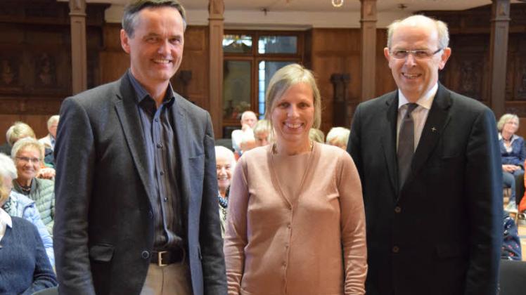 Pastor Michael Jordan (l.) und Tourismuspastorin Brigitte Gottuk freuten sich, Bischof Gothart Magaard zu einem Vortrag begrüßen zu dürfen.