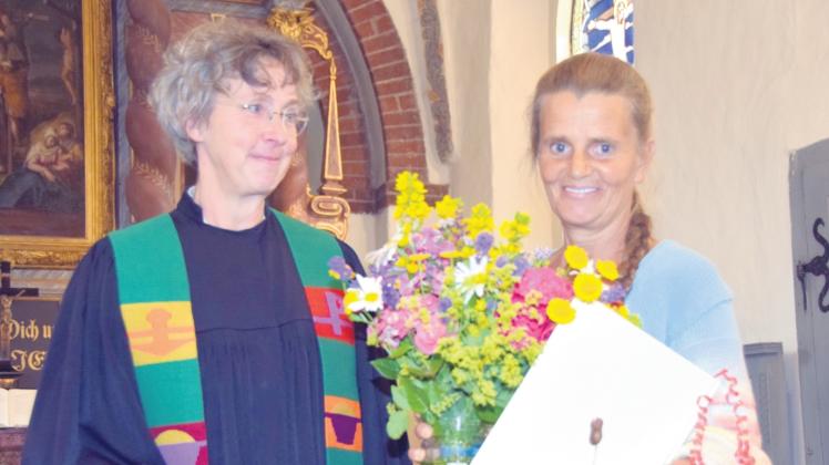 Zu ihrem Abschied erhielt Petra Blümel (r.) von Pastorin Peggy Kersten Blumen und ein Buchgeschenk von Pastorin Kerstin Erichsen gab es drei Glückskäfer.