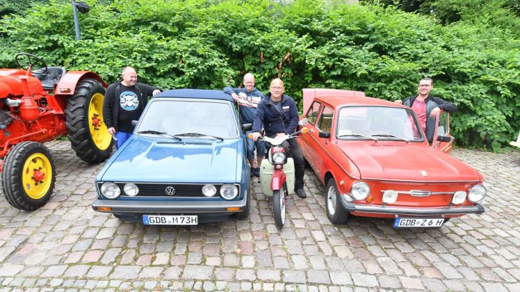 Begeisterte Oldtimerfans: René und Maik Wiese, Steffen Balkau und Frank Zimmermann (v. l.) präsentieren einen VW Golf I Cabrio und einen Saporoshez.