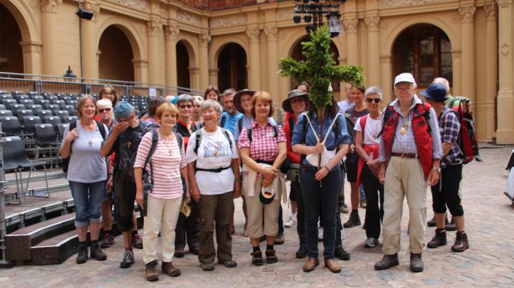 Pilgern durch Natur und Stadt: Die Teilnehmer versammelten sich im Schlossinnenhof, um danach über den Franzosenweg zu pilgern. 