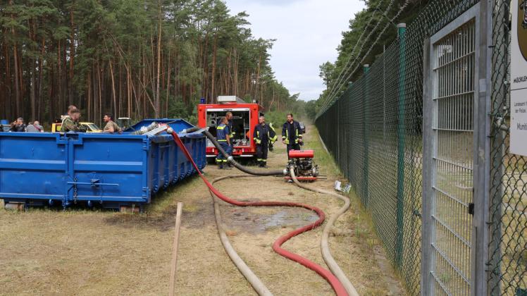 Löschwasserpuffer am Munitionszerlegebetrieb Jessenitz während des Großbrandes. Auch dieser Einsatz will organisiert sein. 