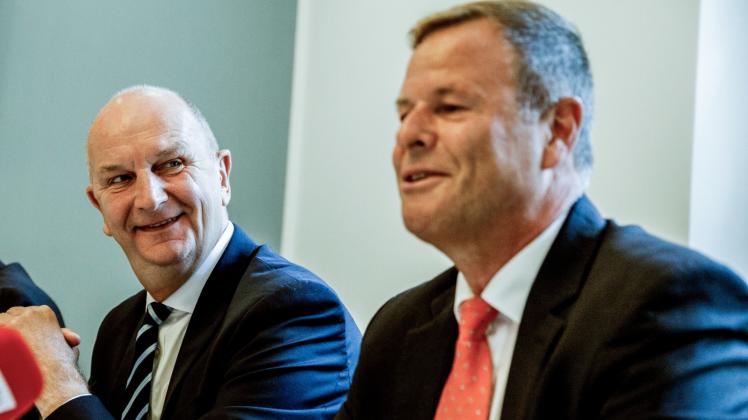 Ministerpräsident Dietmar Woidke (l.) und Christian Görke ziehen wenig überraschend eine positive Bilanz. 