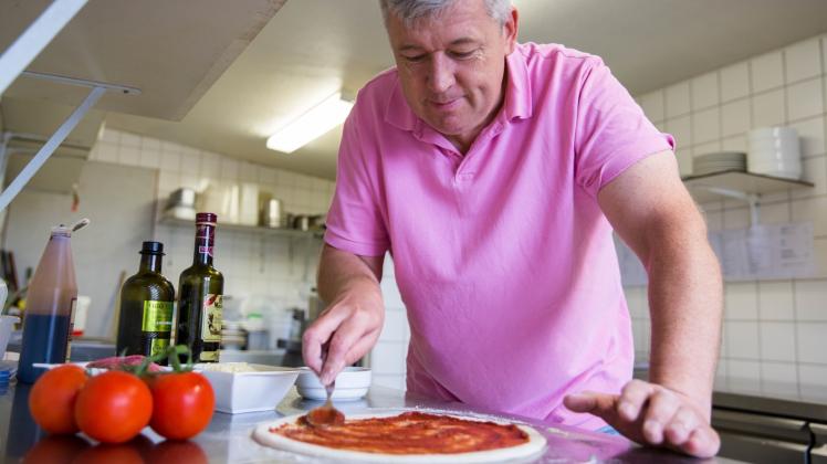 Die Salami-Pizza gehört zu den Klassikern. Fred Günthers Gäste bestellen auch gern Pasta. Wichtig ist: „Es muss immer ein Stück Fleisch dabei sein“, sagt der Gastronom und Inhaber aus Banzkow. 