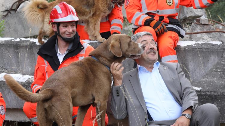 Abgeschleckt: Minister mit Hund