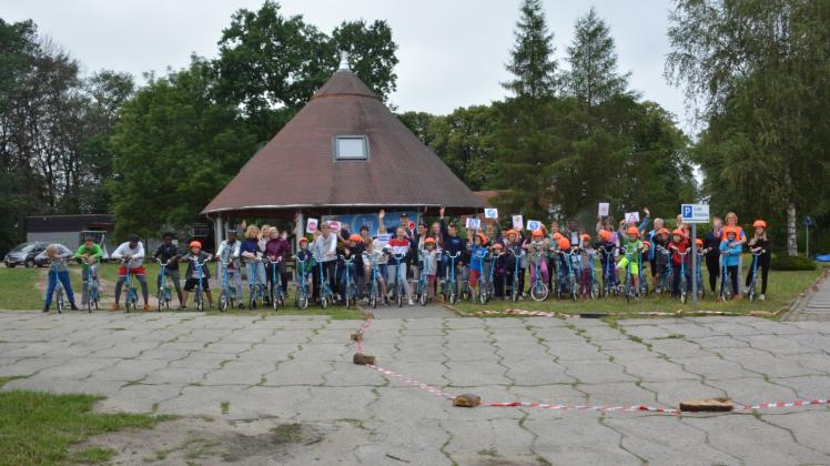 Gruppenfoto mit Fahrrad: Ferienkinder erleben noch bis Sonnabend frohe Ferientage in Jessenitz.  Fotos: Hirschmann 