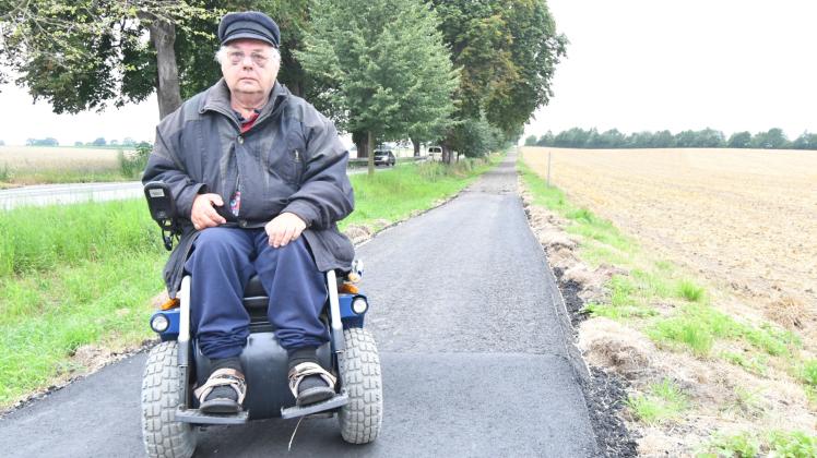 Hier ist Schluss: Günter Gaida kommt mit seinem Rollstuhl auf dem Radweg nach Roggendorf nicht weiter.