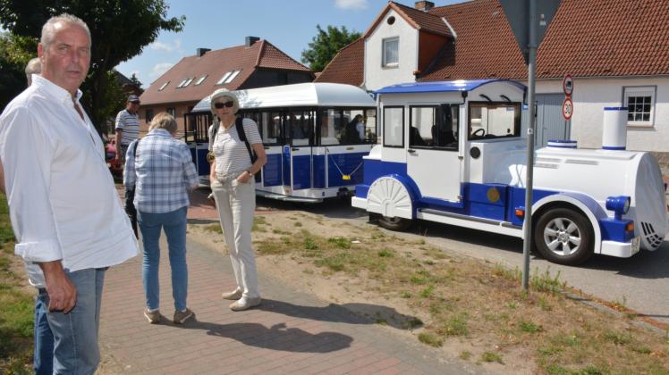 Ist jetzt öfter in Zarrentin zu sehen: Die neue Touristenbahn von Klaus Kuntoff (l.) ging offiziell in Betrieb.