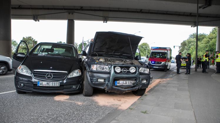 Fahrzeuge Kollidieren Aufgrund Eines Wendemanövers – Drei Verletz | SHZ