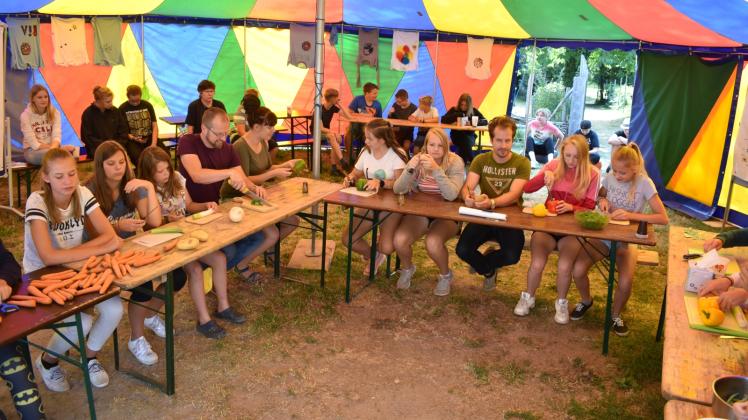 Ohne Barriere: Campteilnehmer und Vertreter der Stadt schnippelten gemeinsam für die Suppe am nächsten Tag und kamen so schnell in ein lockeres Gespräch über wichtige Themen. 