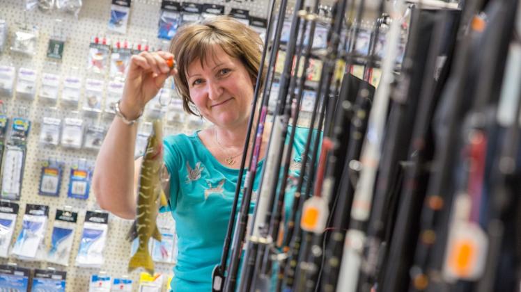 Wer einen großen Hecht fangen will, braucht einen großen Köder: Susanne Koriller betreibt ein Geschäft für Anglerbedarf in Leezen. Sie weiß, wo Fischer gerade den besten Fang machen. 
