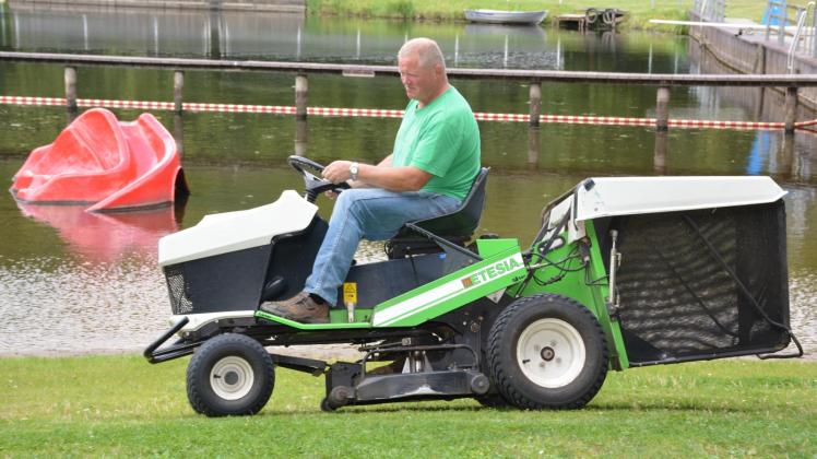 Freibad in Hagenow Mähen für den englischen Rasen SVZ