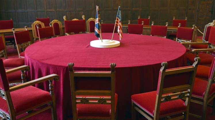 Der Tisch im Verhandlungssaal der Potsdamer Konferenz im Schloss Cecilienhof. 