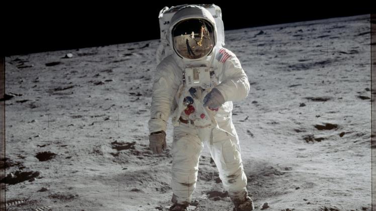 US-Astronaut Edwin "Buzz" Aldrin steht auf der Mondoberfläche. Rechts im Bild ist dabei ein Stück der Mondlandefähre "Eagle" zu sehen.