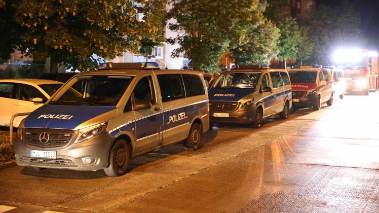 Unfassbare Szenen bei Amoklauf in Rostocker Wohnung:
Mann bedroht junge Mutter, ihren 7-jährigen Sohn und ein dreimonatigen Säugling mit Messer - Täter droht Säugling aus sechstem Stock zu werfen und sticht mit Messer auf Kind ein – Mann stürzt bei Unfassbare Szenen bei Amoklauf in Rostocker Wohnung:
Mann bedroht junge Mutter, ihren 7-jährigen Sohn und ein dreimonatigen Säugling mit Messer - Täter droht Säugling aus sechstem Stock zu werfen und sticht mit Messer auf Kind ein – Mann stürzt bei