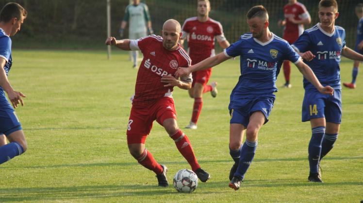 Landesliga gegen Verbandsliga: Robert Hinz (Mitte) knöpfte mit dem Laager SV Rico Keil (l.) und dem Güstrower SC im Testspiel ein 2:2-Unentschieden ab. 