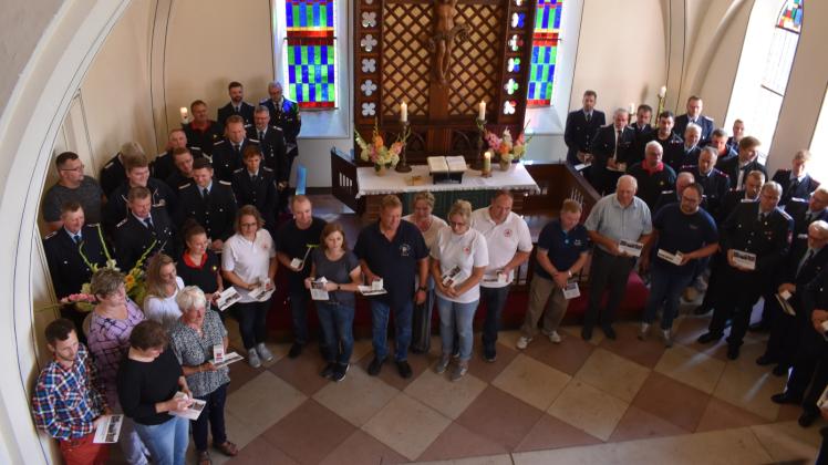 Für ihren Einsatz geehrt: Kameraden der Feuerwehren aus der Region und weitere Helfer beim Dankesgottesdienst in der Kirche zu Alt Jabel.
