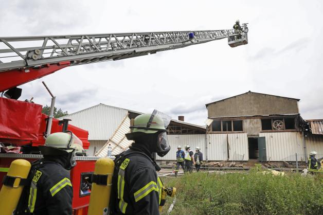 Rund 80 Einsatzkräfte von neun Feuerwehren umliegender Ortschaften waren beim Brand in der Schweinemastanlage in Kobrow im Einsatz.