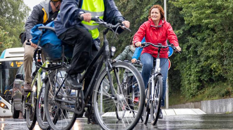 Eine Runde durch den neuen Munketoft-Kreisverkehr: Oberbürgermeisterin Simone Lange trotzt dem Regen.