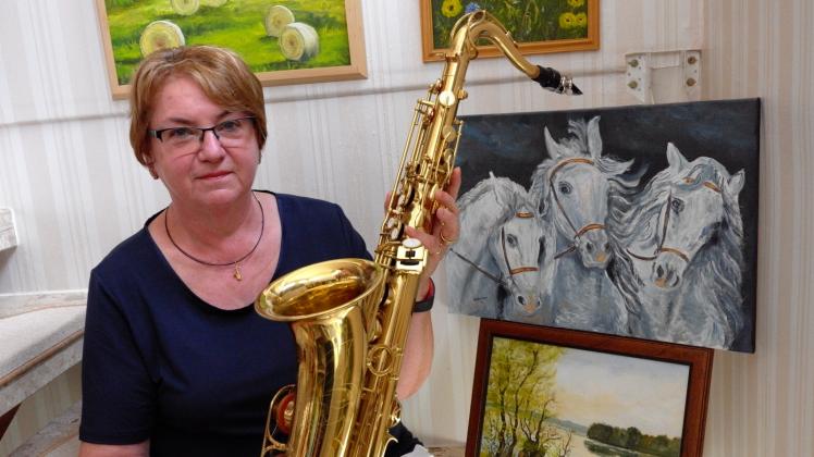 Musik und Malerei sind ihre Welt: Lydia-Ilona Strahlmann spielt Saxophon und erschafft Bilder in Öl. 