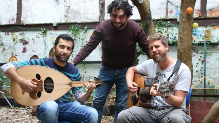 Spielen zusammen ein Konzert: Obay Alshihabi, Faisal Aljarf und Itay Abu Yael 