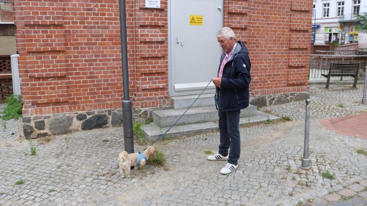 Mit seinem Bolonka Jacky geht der Lübzer Jan Schreiber gerne in der Elde-Stadt spazieren. 