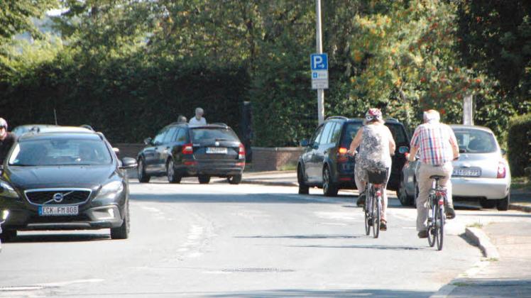 Viele Autos, kein Radweg: Die Plessenstraße kurz vor der Kurve zum Stadthafen, ist nicht beliebt bei Radfahrern.