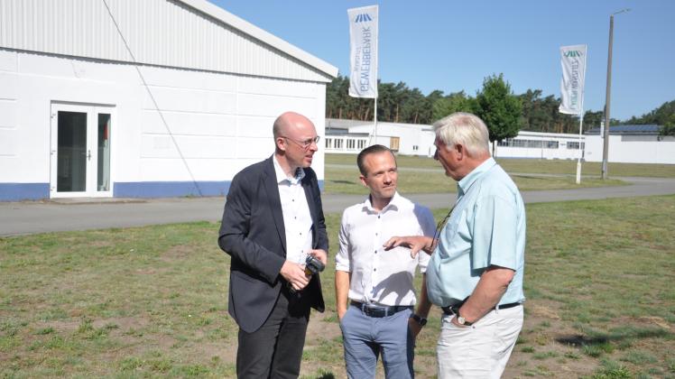 Über weitere Ideen spricht Christian Pegel (l.) mit den beiden Inhabern des Wanzlitzer Gewerbeparks Simon und Peter Marquardt (r.). 