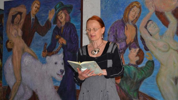 Die Lyrikerin und Dichterin Ursula Kramm Konowalow liest am Sonntag zusammen mit ihrem Mankmußer Künstlerkollegen Harms Bellin in der Patronatskirche von Stavenow. 