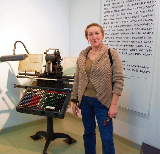 Kennt die Monotype aus ihrer Lehrzeit: Martina Peters, Mitarbeiterin der Druckerei. 
