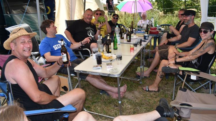 So geht „Festevil“ auf dem Nopperhof in Langen Trechow: Eine Freundesgruppe sitzt am Sonnabendmorgen unter einem Schatten spendenden Pavillon und genießt frische Luft, kalte Getränke und harte Musik.