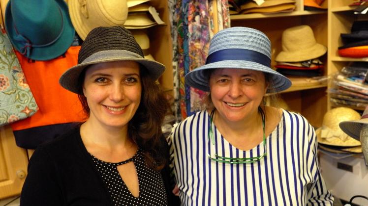Haben beide immer kesse Modetipps aus Samt oder Seide in ihrem Geschäft am Großen Moor parat: Genoveva und Marie-Antoinett Rieger. 