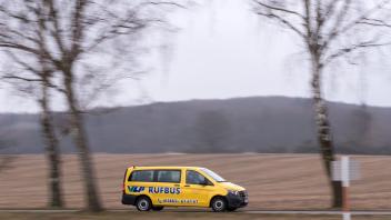 Ein Rufbus fährt in Mecklenburg-Vorpommern: Er fährt, egal, ob nur ein Fahrgast mit will oder neun. Niemand soll stehen gelassen werden, so Landrat Dieter Harrsen.