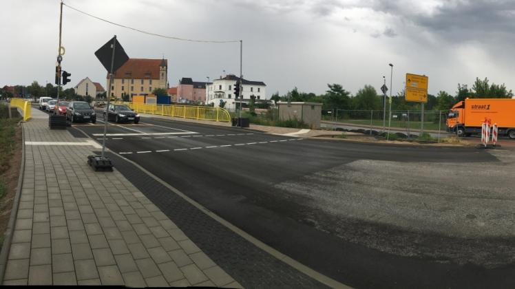 Blick auf die neue Kreuzung Wismarsche Straße/Am Forsthof: Die neue Aalfangbrücke ist seit Montagnachmittag befahrbar.  Fotos: Ralf Badenschier 