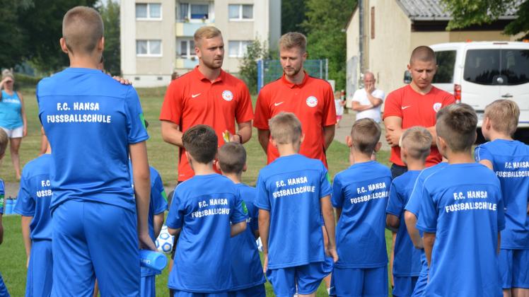 Der Leiter des Hansa-Fußballcamps, Max Böttcher (l.) informiert die Teilnehmer des Camps über wichtige Fragen. 