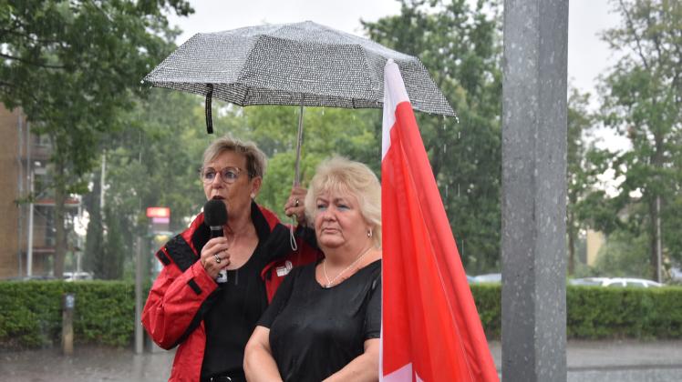 Susanne Welzk (Gewerkschaftssekretärin bei der IG Bau) und Edeltraud Westphal (Betriebsratvorsitzende) halten eine Ansprache bei der Demonstration vor dem Malteser Krankenhaus.