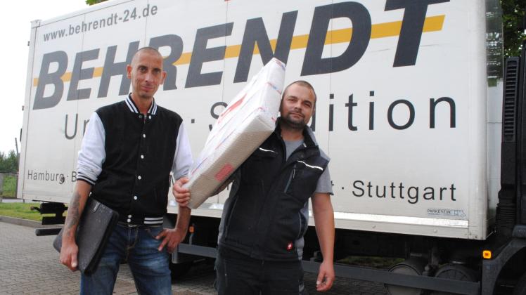 Packt an: Carsten Haacke (r.) arbeitet jetzt bei der Firma Behrendt- Umzüge. Sein Chef Thomas Behring glaubt an ihn. 