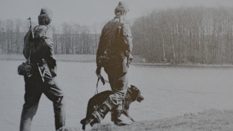 Die Grenztruppen der DDR setzten Hunde ein, um so effektiver „Grenzdurchbrüche“ zu verhindern. Um das Schicksal der Hunde war es manchmal schlecht bestellt.  Repro: Archiv/Kuno Karls 