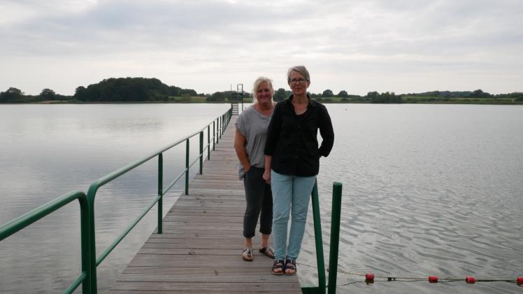 Neben dem Steg soll ein Ponton liegen, als Ziel für Schwimmkurse. Miriam Möbus und Doris Hesse (r.) setzen sich dafür ein. 