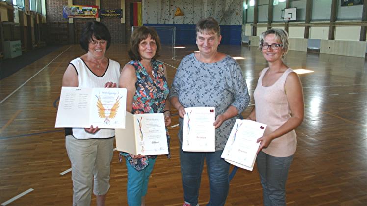 Zeigen mit Stolz ihre Auszeichnungen, die sie vom Kreissportbund erhalten haben: Heidi Schaufuß, Angelika Lieder, Karla Giese, Ramona Gabler (v. l.).